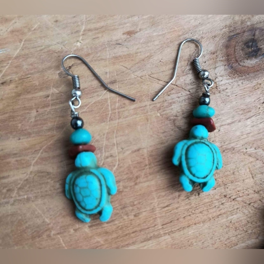 Arizona Turquoise, Howelite and Hematite Turtle 🐢 Neclace and Earring Set - Picture 2 of 5